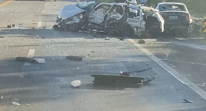 Foto 4 de 4 — Carros destruídos: quatro pessoas ficam feridas após acidente grave na SP-255 em Araraquara